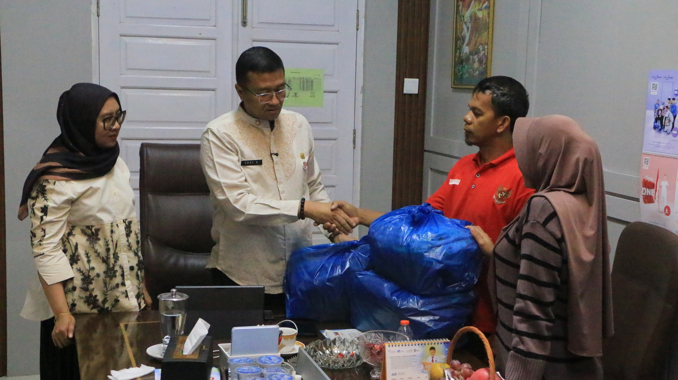 Penyerahan Bantuan kepada Siswa Terdampak Kebakaran Rumah